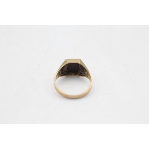 46 - 9ct gold tiger's eye signet ring (2.3g) SIZE L