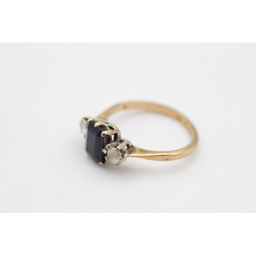 68 - 9ct gold blue & clear syntheric sapphire three stone ring (2.1g) SIZE L