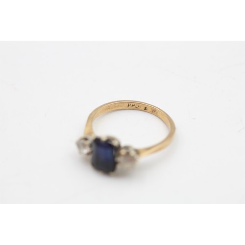 68 - 9ct gold blue & clear syntheric sapphire three stone ring (2.1g) SIZE L