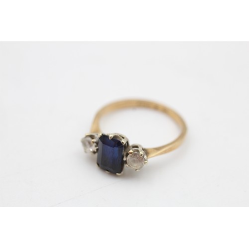 68 - 9ct gold blue & clear syntheric sapphire three stone ring (2.1g) SIZE L