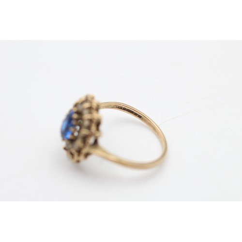 76 - 9ct gold blue & clear synthetic spinel cocktail ring (3g) SIZE P