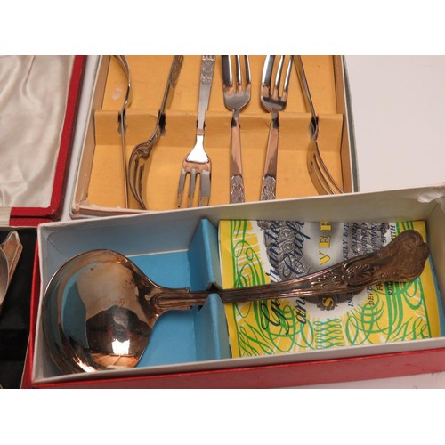 203 - SELECTION OF VINTAGE CUTLERY SETS, CAKE SLICE ETC