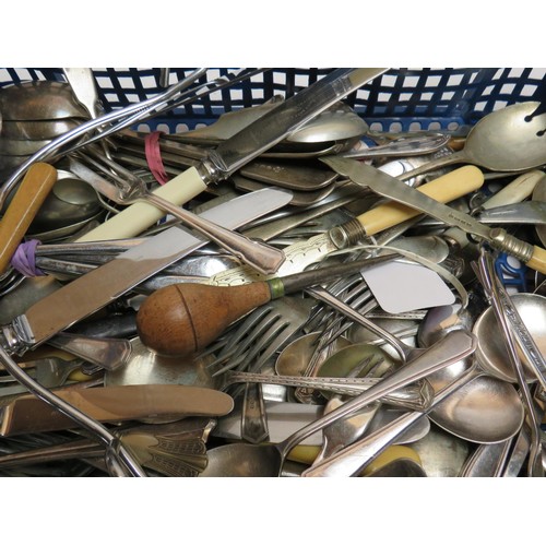 207 - TRAY OF ASSORTED VINTAGE CUTLERY