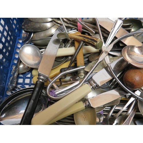 207 - TRAY OF ASSORTED VINTAGE CUTLERY