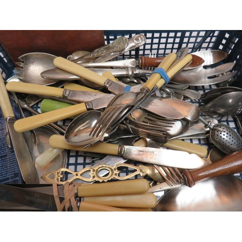 208 - TRAY OF ASSORTED VINTAGE CUTLERY ETC