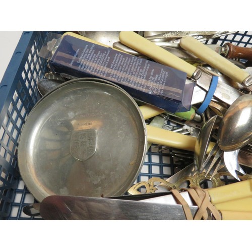 208 - TRAY OF ASSORTED VINTAGE CUTLERY ETC