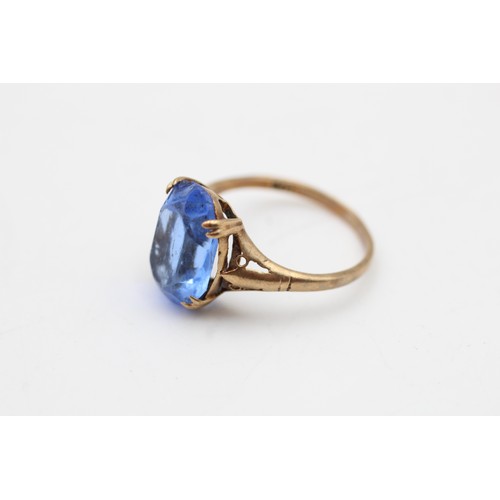 104 - 9ct gold blue paste solitaire ring (2.8g) SIZE P