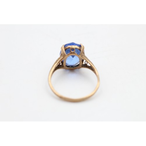 104 - 9ct gold blue paste solitaire ring (2.8g) SIZE P