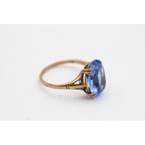 104 - 9ct gold blue paste solitaire ring (2.8g) SIZE P