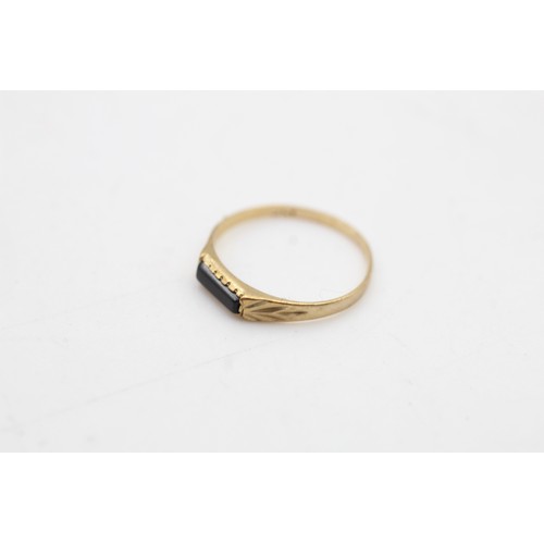 116 - 9ct gold onyx signet ring (0.4g) SIZE E