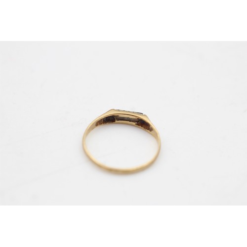 116 - 9ct gold onyx signet ring (0.4g) SIZE E