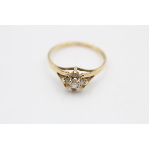 124 - 9ct gold clear gemstone dress ring (1.5g) SIZE O