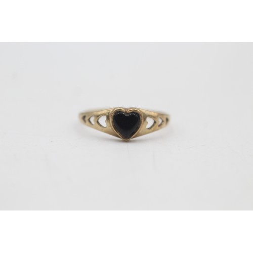 130 - 9ct gold onyx heart ring (1g) SIZE L