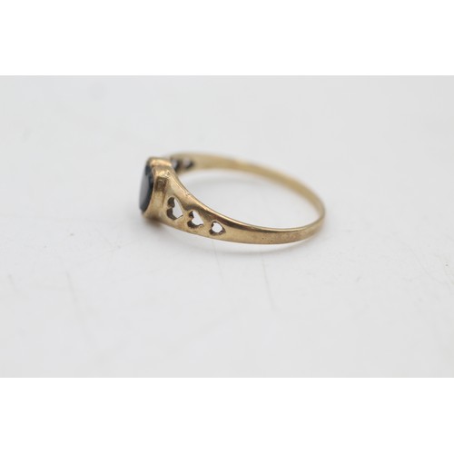 130 - 9ct gold onyx heart ring (1g) SIZE L