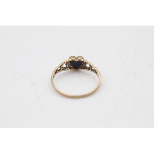 130 - 9ct gold onyx heart ring (1g) SIZE L