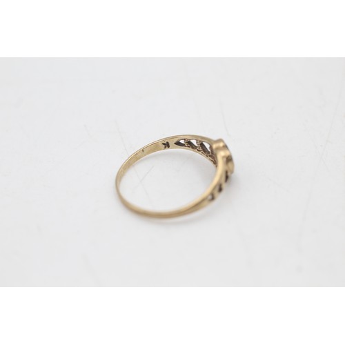 130 - 9ct gold onyx heart ring (1g) SIZE L