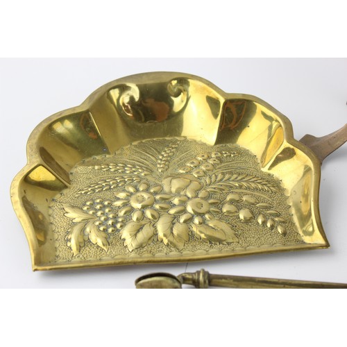 131 - 5 x Vintage BRASS Fire Tools Inc Decorative Fire Screen / Guard, Dustpan (7763g)