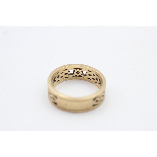 136 - 9ct gold diamond celtic knot band ring (3.8g) SIZE N