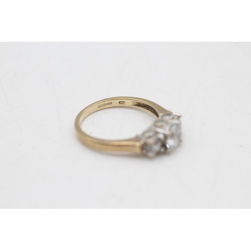 150 - 9ct gold clear gemstone three stone ring (3g) SIZE O