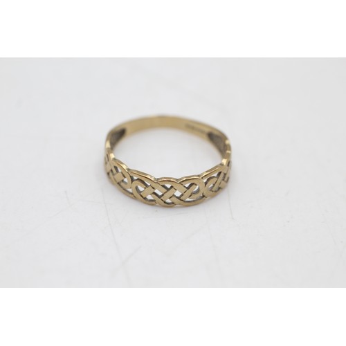 152 - 9ct gold celtic knot band ring (1.1g) SIZE N