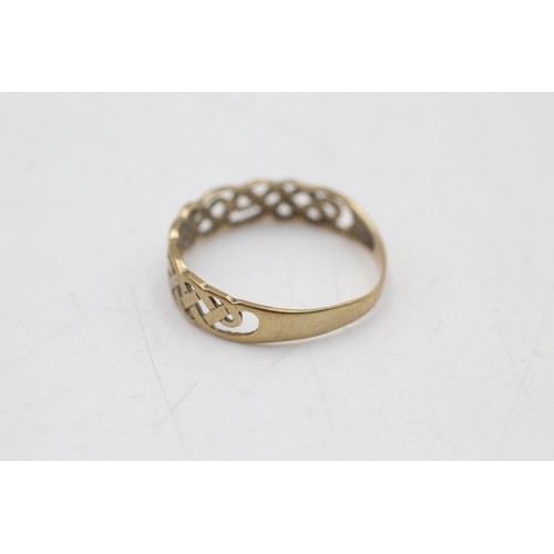 152 - 9ct gold celtic knot band ring (1.1g) SIZE N