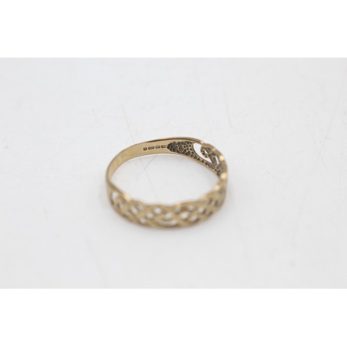 152 - 9ct gold celtic knot band ring (1.1g) SIZE N