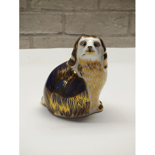 336 - ROYAL CROWN DERBY KING CHARLES SPANIEL IN ORIGINAL BOX WITH GOLD STOPPER