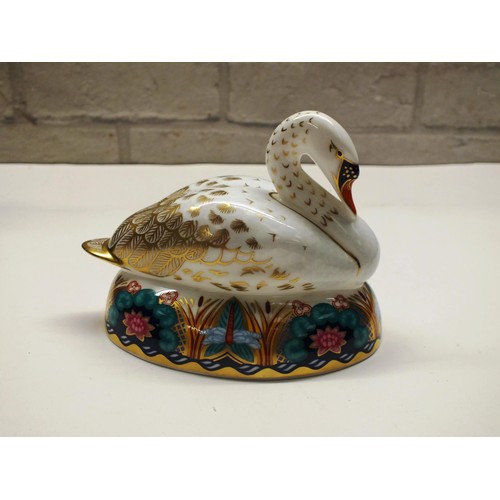 338 - ROYAL CROWN DERBY SWAN IN ORIGINAL BOX WITH GOLD STOPPER