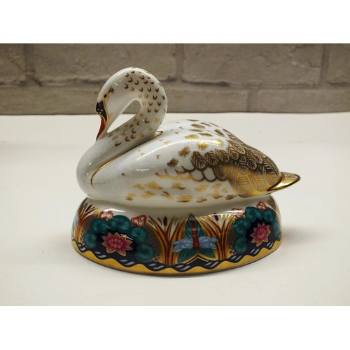 338 - ROYAL CROWN DERBY SWAN IN ORIGINAL BOX WITH GOLD STOPPER