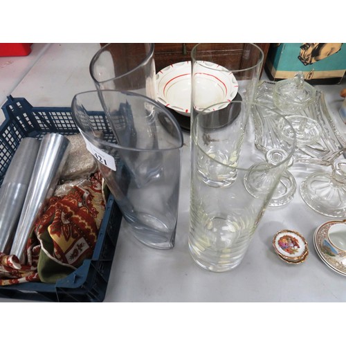 421 - SHELF LOT INCLUDES GLASS VASES GLASSES, BABYCHAM, CERAMICS ETC