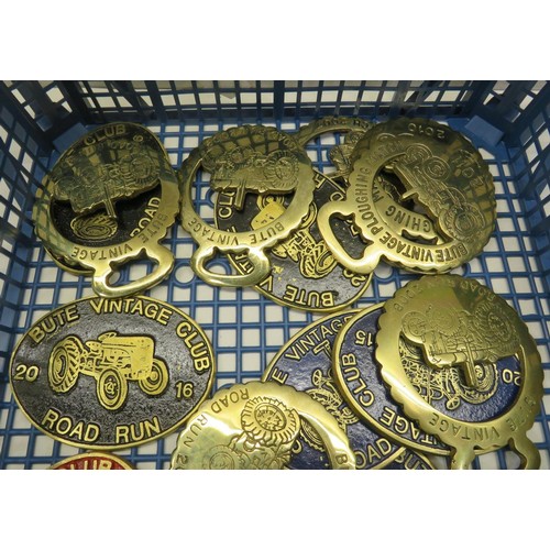 207 - COLLECTION OF HORSE BRASSES AND VINTAGE PLAQUES