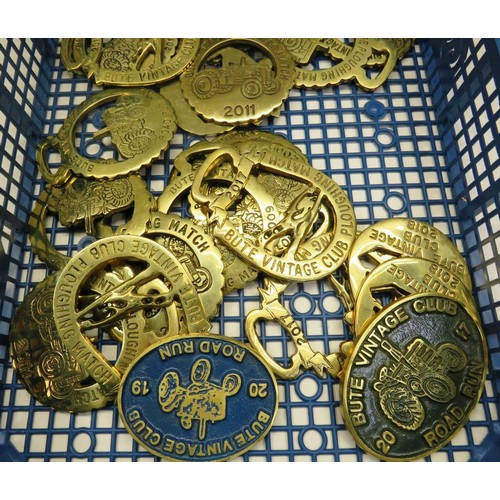 208 - COLLECTION OF HORSE BRASSES AND PLAQUES