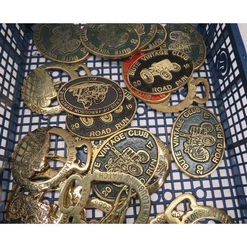 212 - TRAY OF HORSE BRASSES & PLAQUES