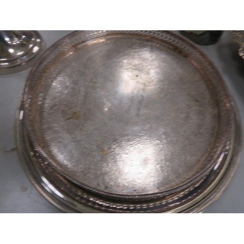 390 - MIXED LOT OF MAINLY SILVER PLATED ITEMS TO INCLUDE 2X CANDLEABRA, ANTIQUE COASTER, TRAYS AND BASKET