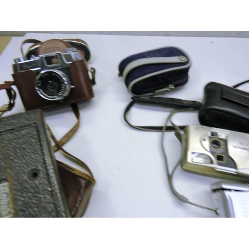 115 - COLLECTION OF VINTAGE CAMERAS