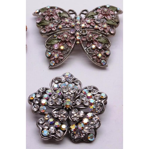 203 - 7 VINTAGE BROOCHES INCLUDES DIAMANTE, SWAN ETC