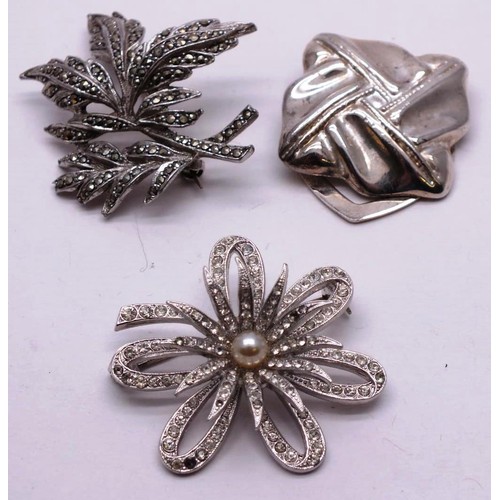 204 - COLLECTION OF VINTAGE BROOCHES AND SCARF CLIPS INCLUDES MARCASITE POPPY BROOCH