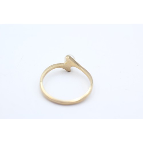 63 - 9ct Gold Pearl Twist Ring (1.7g) SIZE Q