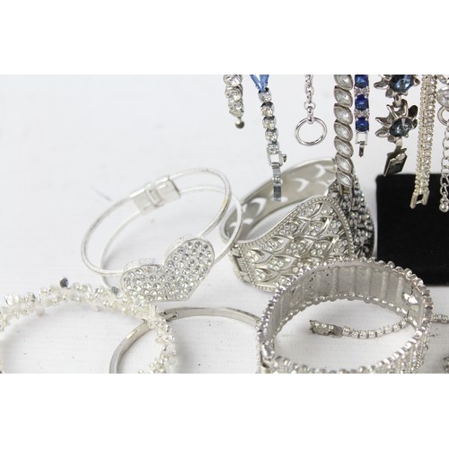 66 - 30x Retro Sparkly BRACELETS inc Silver Tone, Rhinestone, Chunky, Bangle, Foliate