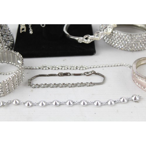 66 - 30x Retro Sparkly BRACELETS inc Silver Tone, Rhinestone, Chunky, Bangle, Foliate