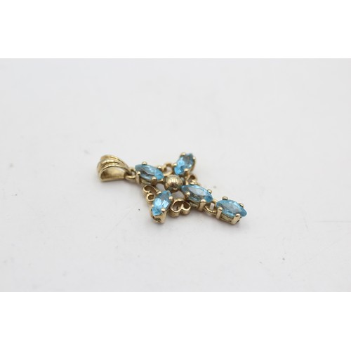 101 - 9ct Gold Blue Gemstone Cross Pendant (0.7g)