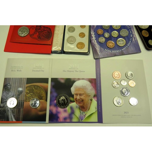 137 - 7 x ASSORTED COIN COLLECTOR INCLUDING 2020 LUNAR YEAR, 2021 ROYAL MINT SET ETC