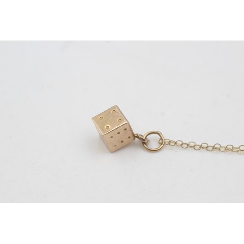 438 - 9ct gold dice pendant necklace (1.3g)