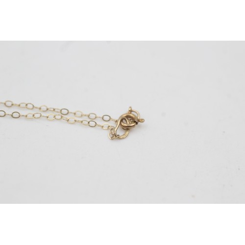 438 - 9ct gold dice pendant necklace (1.3g)
