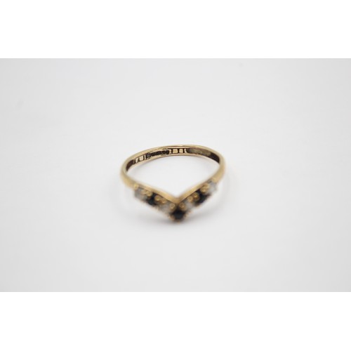414 - 9ct gold sapphire & clear gemstone wishbone ring (1.2g)