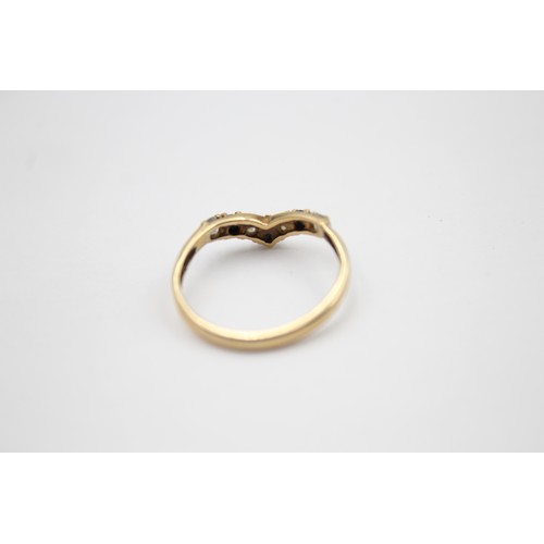 414 - 9ct gold sapphire & clear gemstone wishbone ring (1.2g)