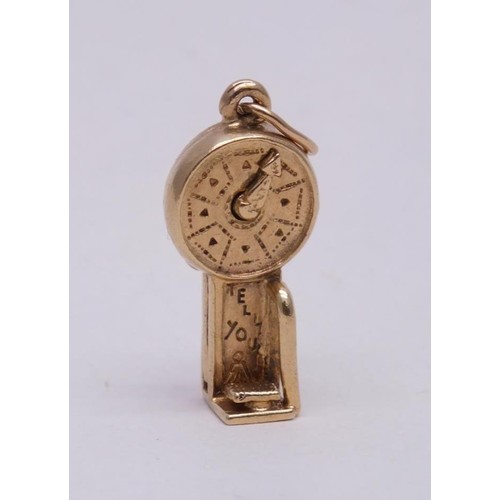 89 - 9ct GOLD WEIGHING SCALES CHARM 3.5g