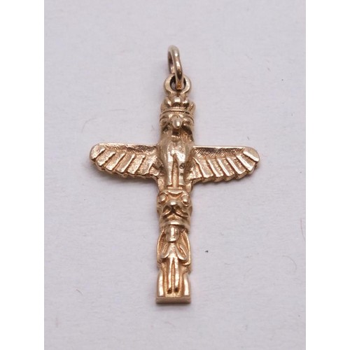 93 - 9ct GOLD TOTEM POLE CHARM/PENDANT 2.3g