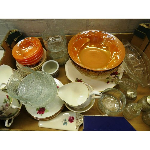 118 - JOBLOT OF CERAMICS AND GLASSWARE INCLUDES TABLE LAMP