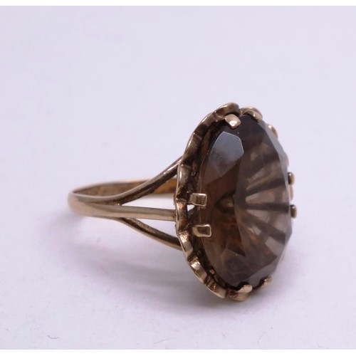 315 - 9CT GOLD RING LARGE SMOKEY QUARTZ STONE